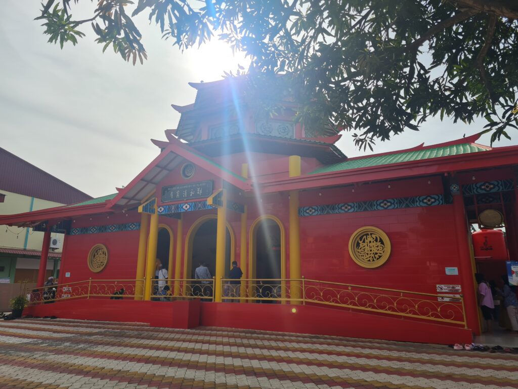 Architectural view of the Muhammad Cheng Hoo Mosque in Batam under a sunny sky.