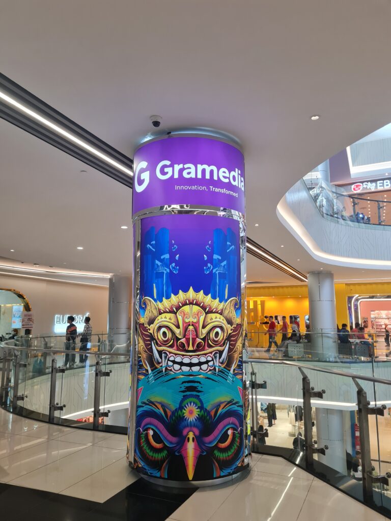 An interactive advertisement on shopping mall internal pillar.