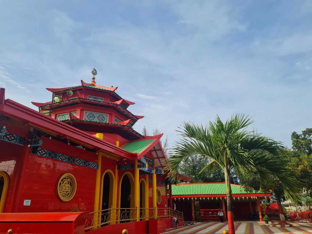 Wide-angle shot of the Cheng Ho Mosque courtyard, perfect for solo traveler photography.